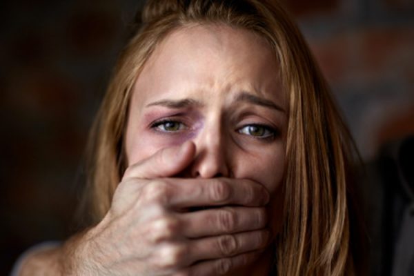 De ce rămân femeile abuzate cu agresorii lor?